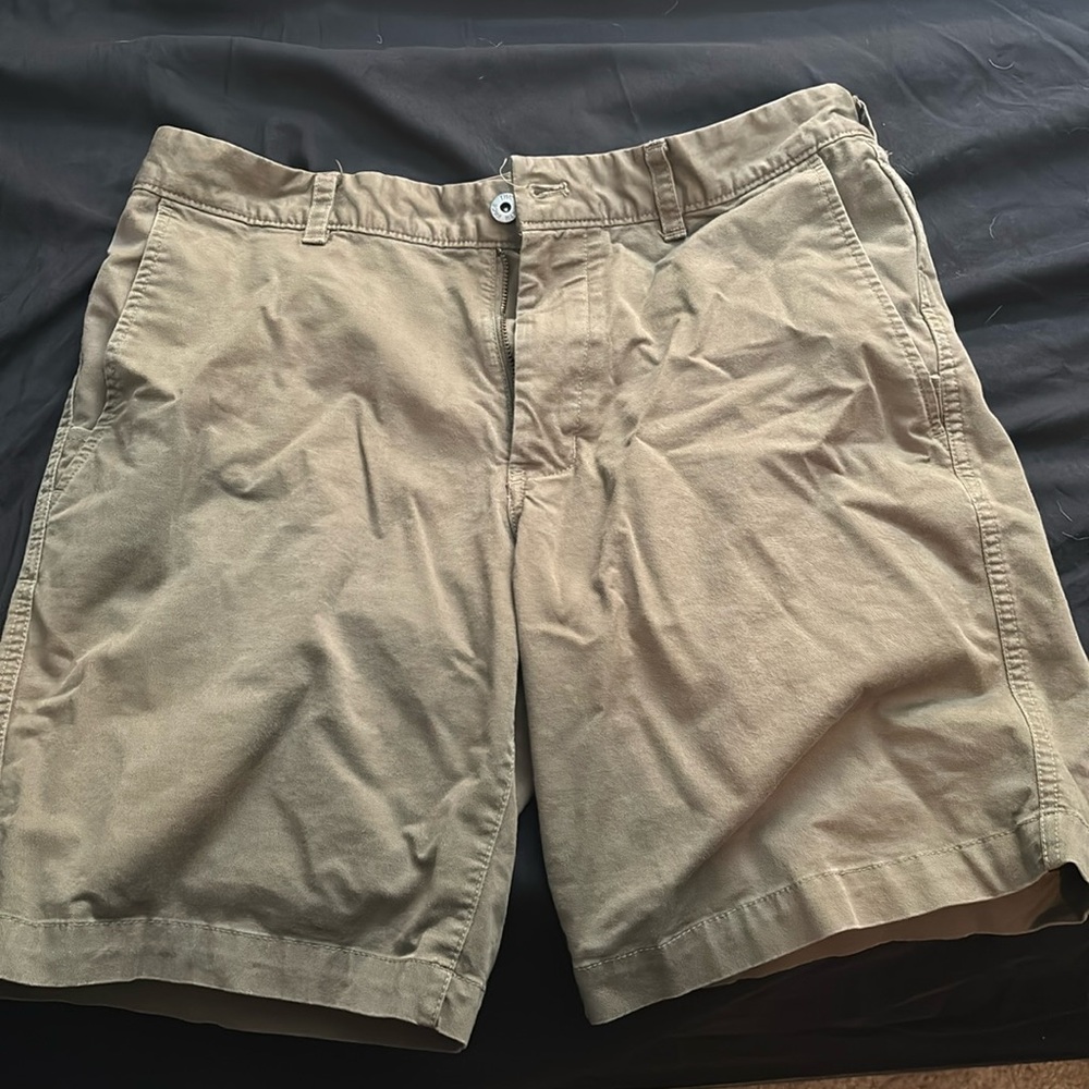 THE NORTH FACE. size 34 Color: Army Green